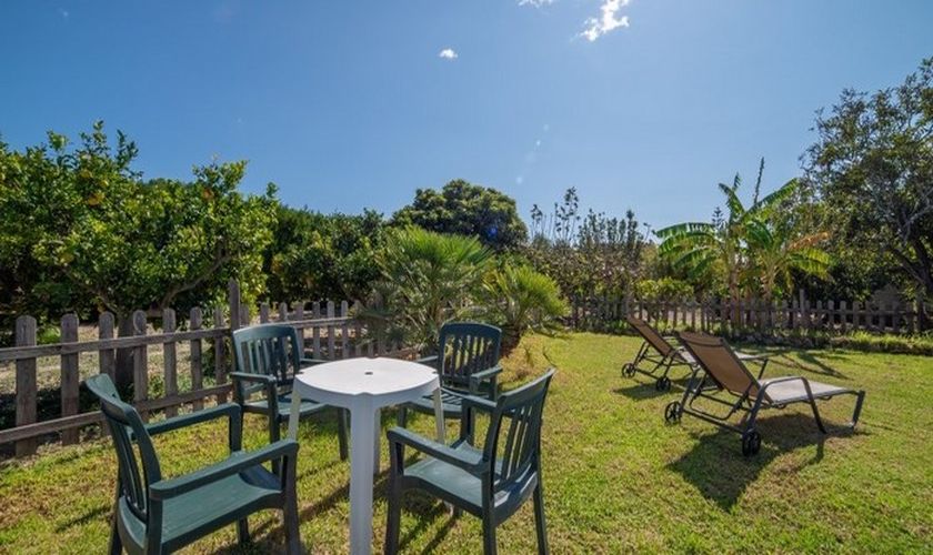 Sitzplatz im Garten mit Sonnenliegen Finca 4 Personen Mallorca PM 590